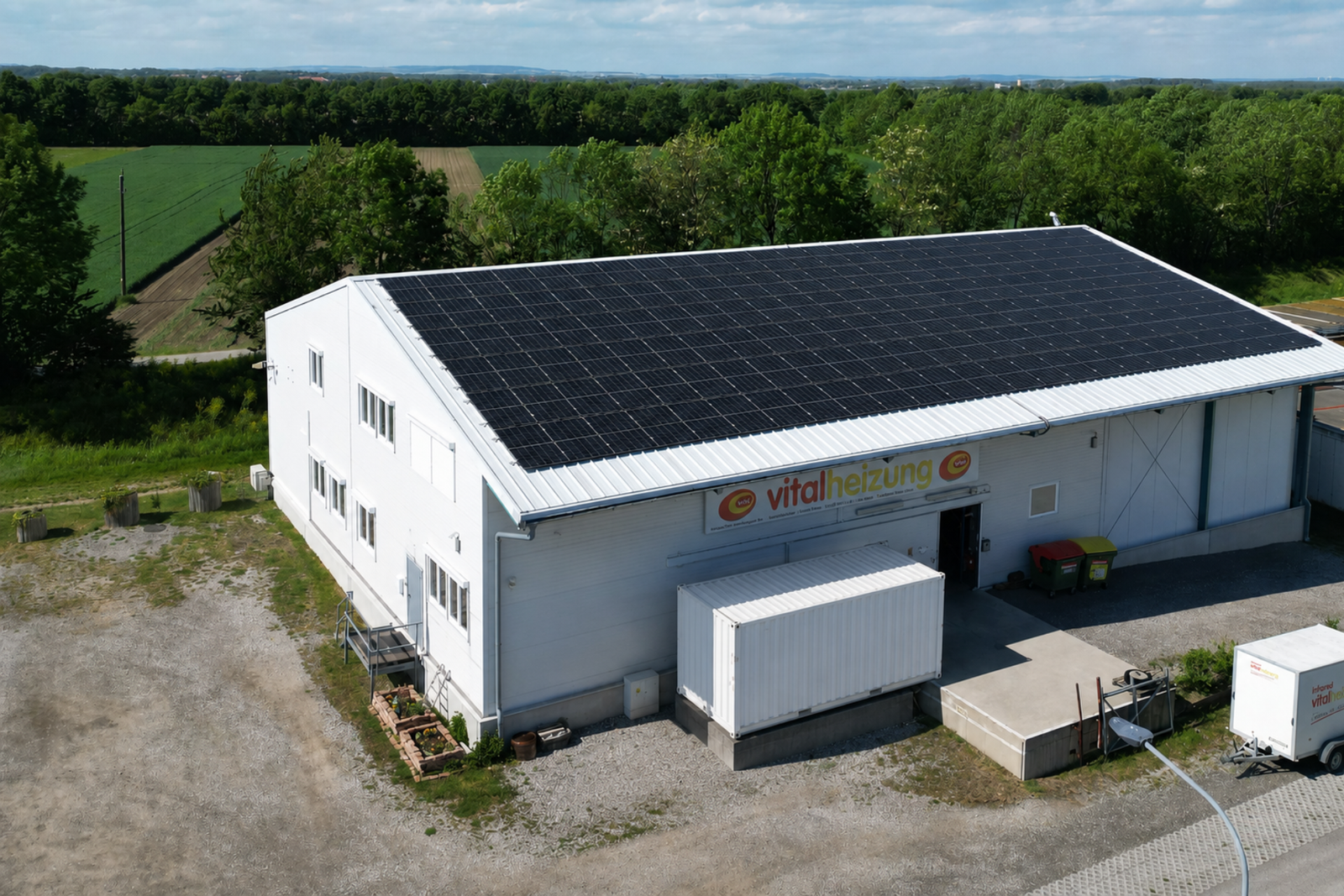 Heizen mit Infrarot 12 Photovoltaikanlage auf einem Hausdach zur Kombination mit Infrarotheizung